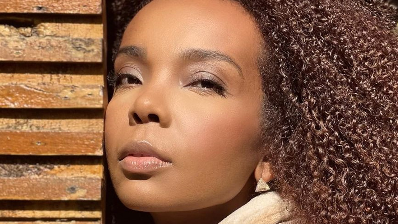 Ex-BBB Thelma Assis detona haters após receber ataques nas redes sociais: “Racistinha de m*rda”