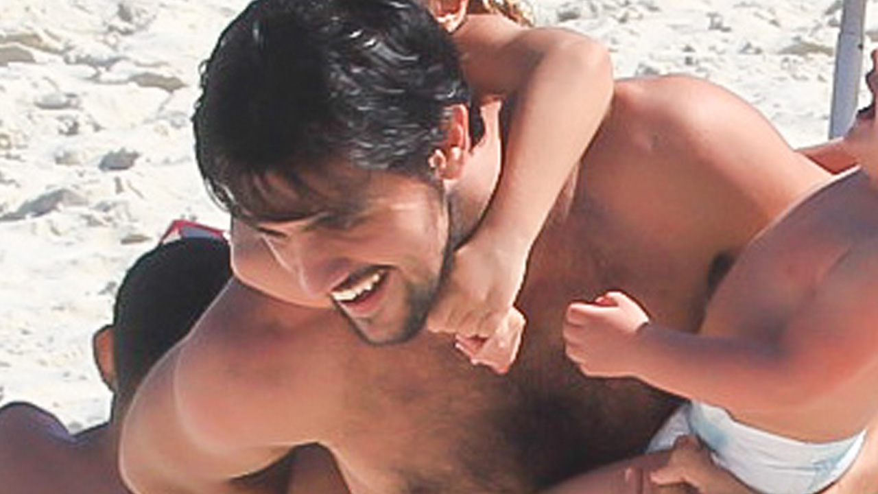 Paizão! Felipe Simas faz a maior farra com os três filhos em dia de praia no Rio de Janeiro