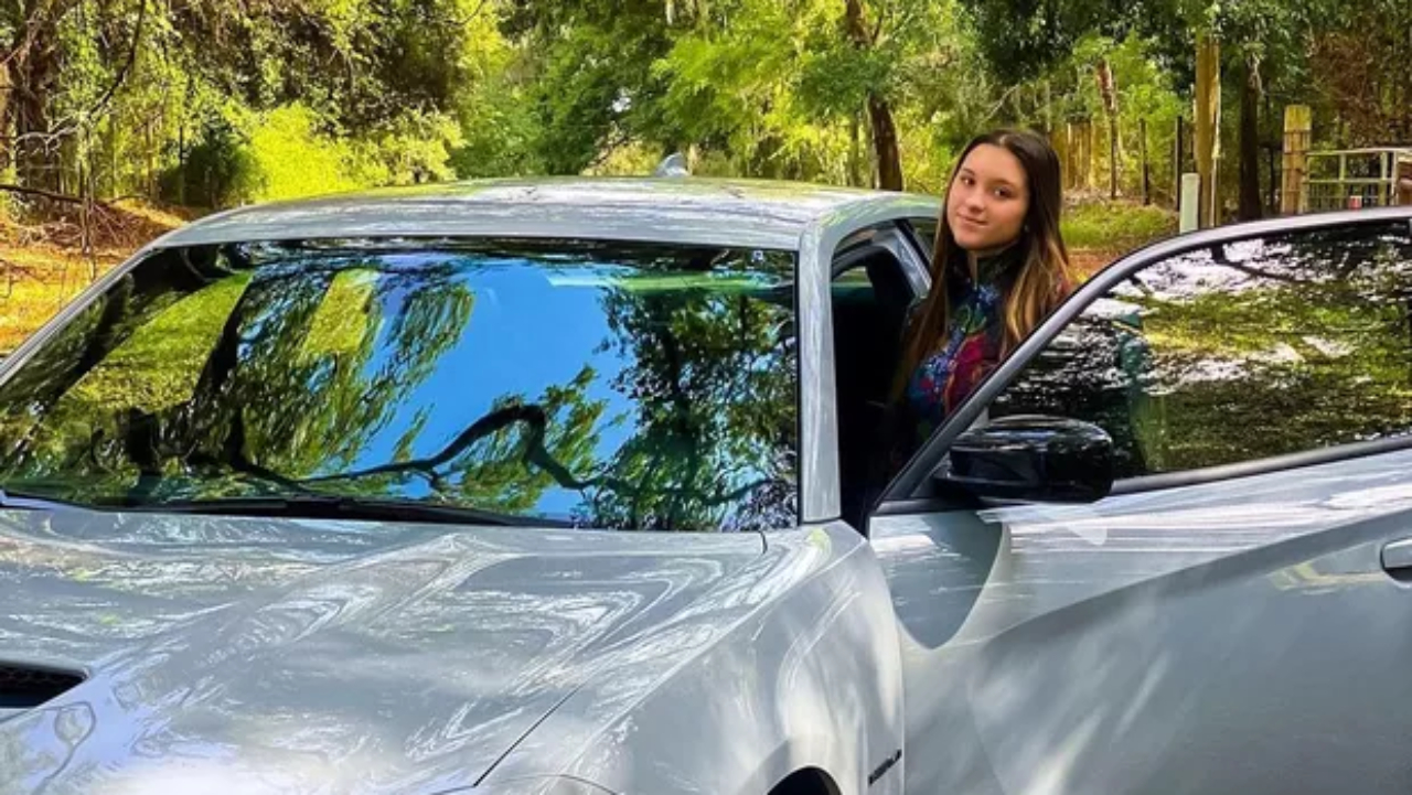 Aos 17 anos, filha de Gugu Liberato, Sofia Liberato compra carro avaliado em até R$ 420 mil