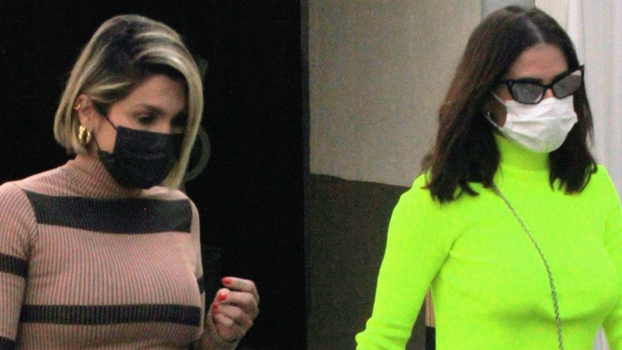 Tricô em dia! Flávia Alessandra e Deborah Secco almoçam juntinhas e são flagradas com looks poderosos no RJ