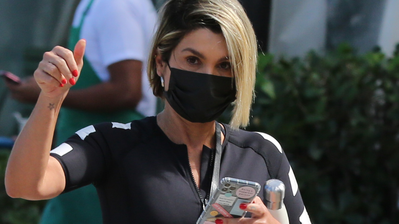 Aos 47 anos, Flávia Alessandra é flagrada de legging branca e corpo real chama atenção