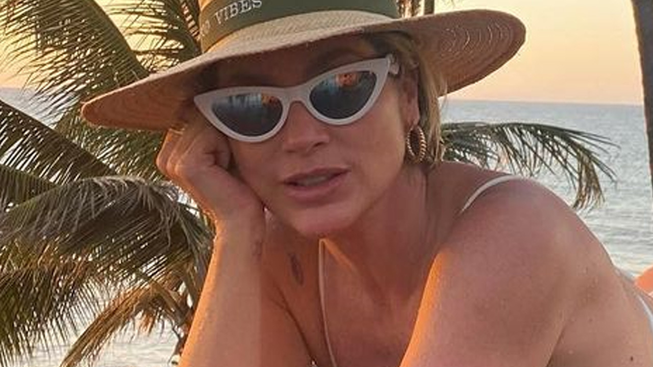 Flávia Alessandra posa de maiô branco para as lentes de Otaviano Costa e seguidores disparam: “Cara de muita sorte”