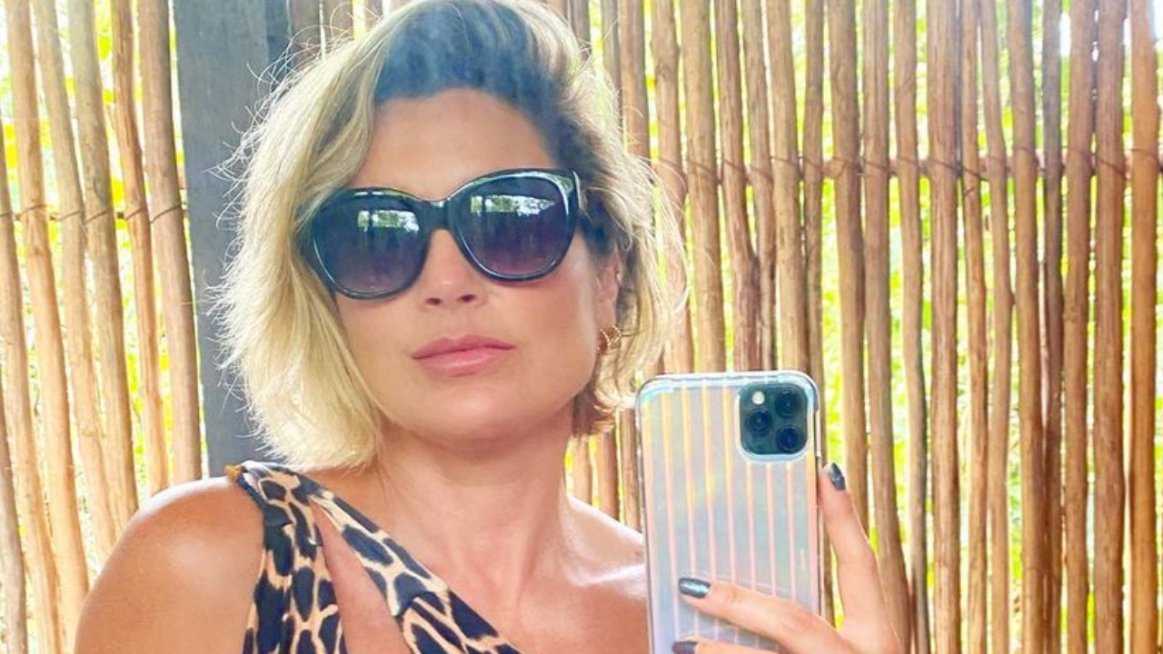 Flávia Alessandra faz maiô parecer pequeno e deixa fãs sem fôlego ao exibir pernões invejáveis: “Mulherão!”