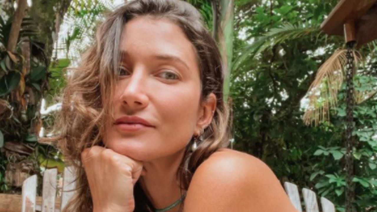 Na cachoeira, Gabriela Pugliesi faz pose escultural de biquíni e impressiona com shape sequinho: “Que fotão!”
