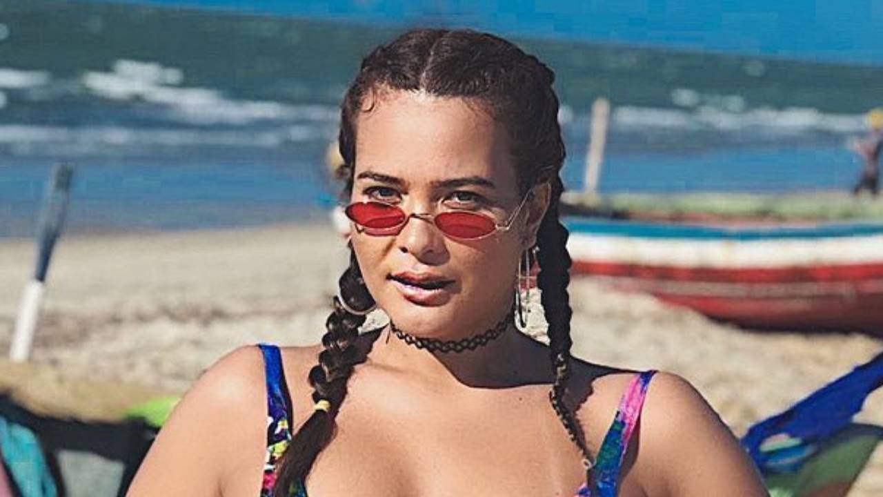 No Ceará, Geisy Arruda puxa maiô no limite e provoca fãs com marquinha de sol à mostra: “Muito sexy”