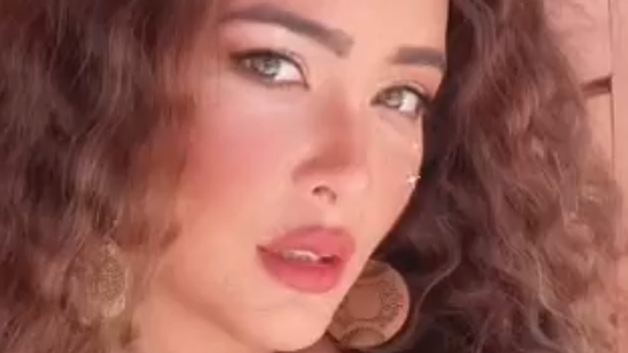 Geisy Arruda dá close indiscreto em maiô cavado e quase mostra tudo: “Exuberante e linda”