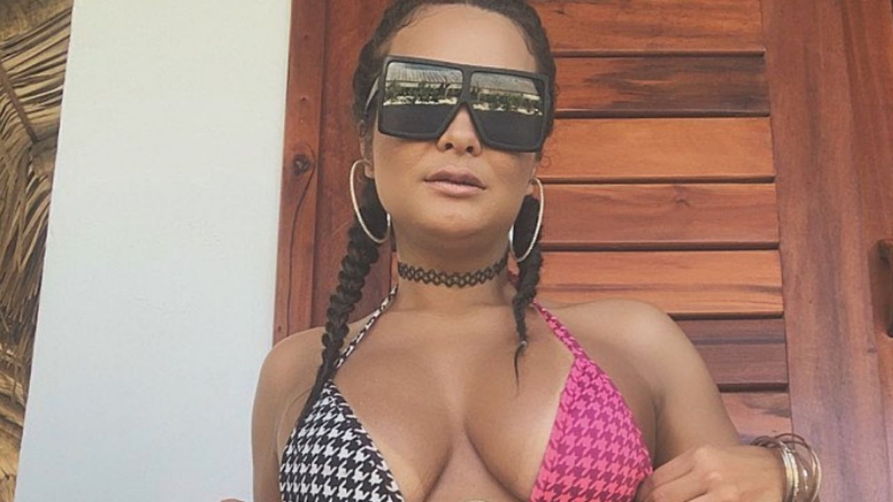 Geisy Arruda puxa o biquíni para mostrar marquinha após torrar no sol: “Muito deliciosa”