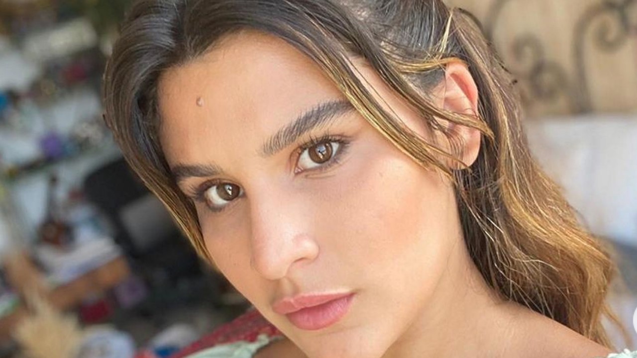 Giulia Costa faz desabafo sincero e critica posicionamento duro de internautas: “Pessoas muito fervorosas e maldosas”