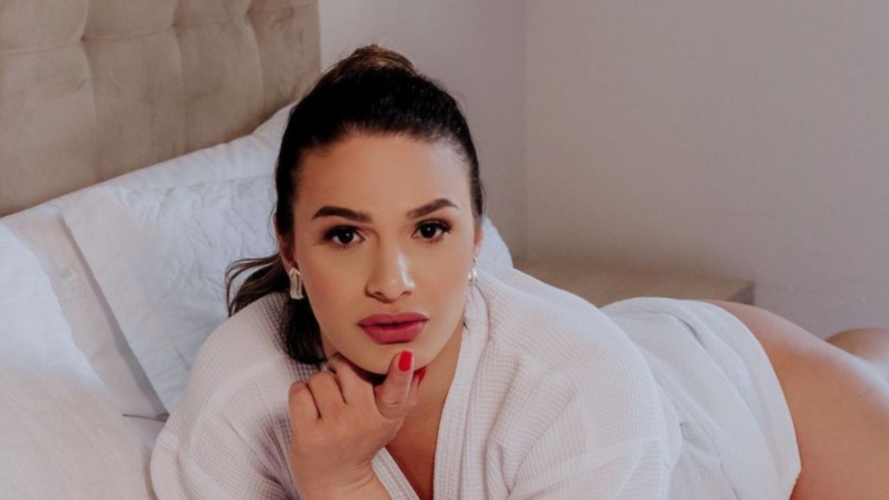 Glamour Garcia assume namoro e posa na cama para apresentar novo amor: “Meu gatão”