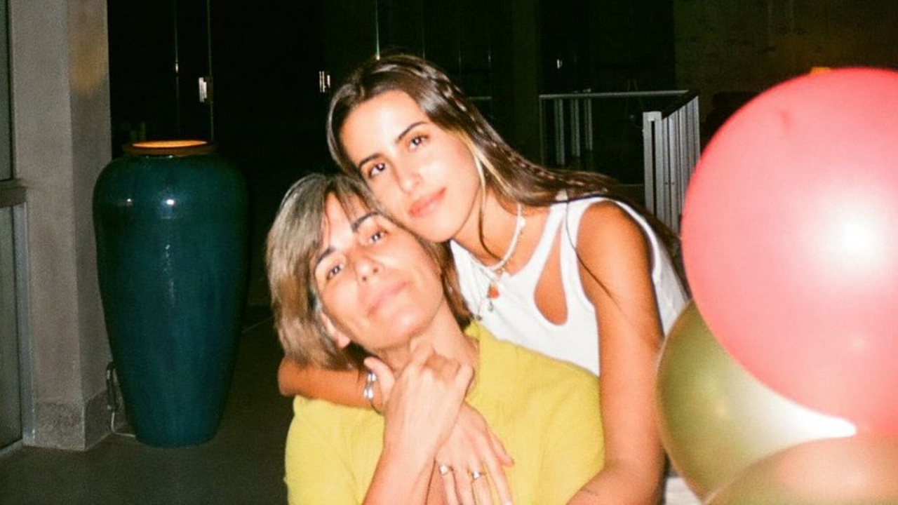 Gloria Pires posa ao lado da filha, Ana Morais, e beleza e semelhança chamam atenção: ”Linda igual à mãe”