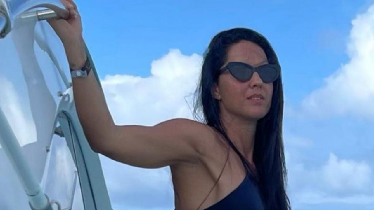 Saradíssima, noiva de Zezé di Camargo posa de fio-dental em passeio de barco: “Quando o dia é perfeito”