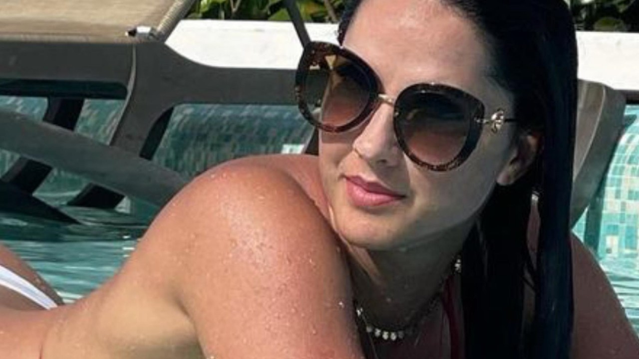 De fio-dental, noiva de Zezé Di Camargo empina o bumbum e curvas espetaculares causam alvoroço: “Abundância”