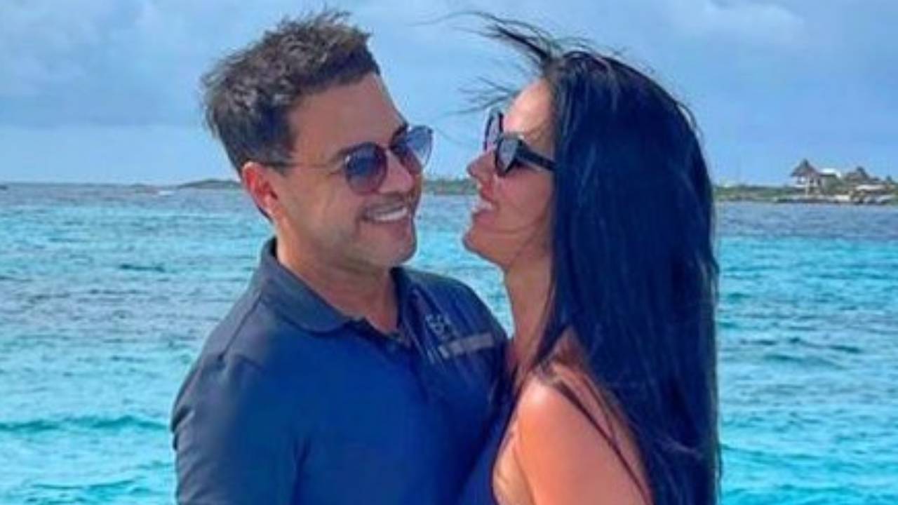 Em Cancún, Graciele Lacerda agarra Zezé Di Camargo e empina o bumbum só de biquíni: “Que corpo é esse?”