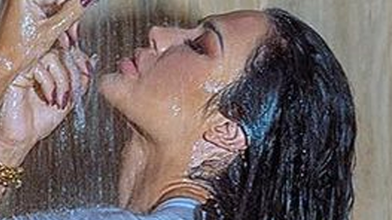 Gracyanne Barbosa toma banho de camiseta branca e mostra tudo: “Perfeição”