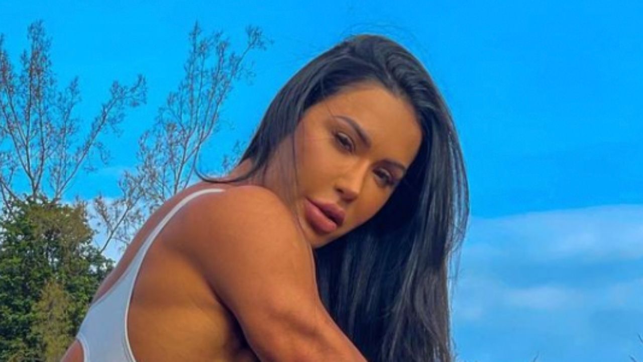 Gracyanne Barbosa posa de maiô, mas é panturrilha monstro que rouba a cena: “Do tamanho do meu braço”