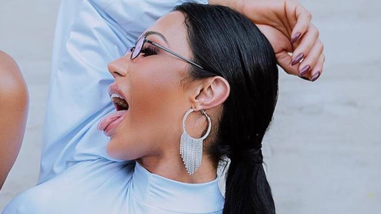 Sem sutiã e só de calcinha, Gracyanne Barbosa deixa seios ‘escaparem’ em top minúsculo: “Até dei zoom”