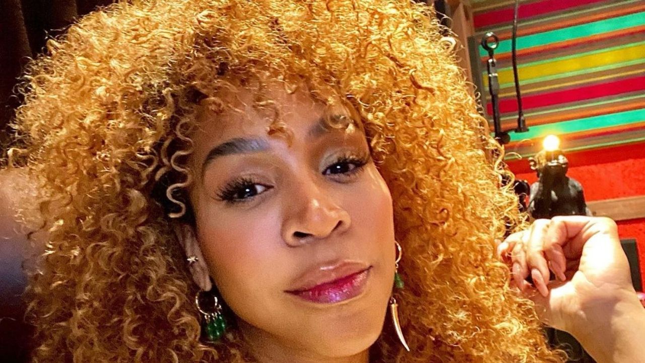 Gravando novo álbum, ex-BBB Karol Conká agradece carinho dos fãs: “Contribui na minha evolução”