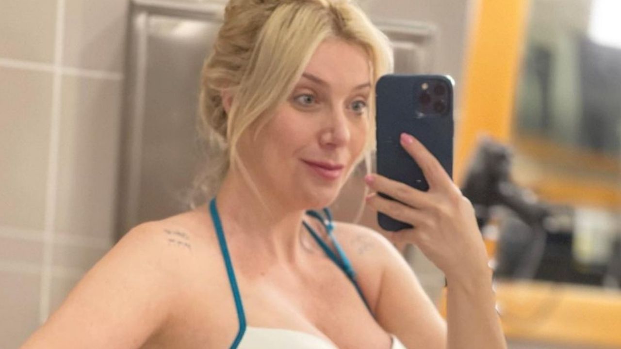 Tá chegando! Gravidíssima, Luiza Possi exibe barrigão em foto de biquíni na frente do espelho: “Passa tão rápido”