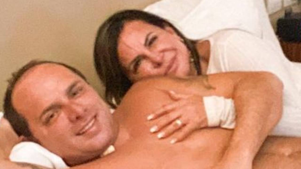 Só de calcinha, Gretchen surge agarradinha com o marido na cama em registro picante: “Muito amor”