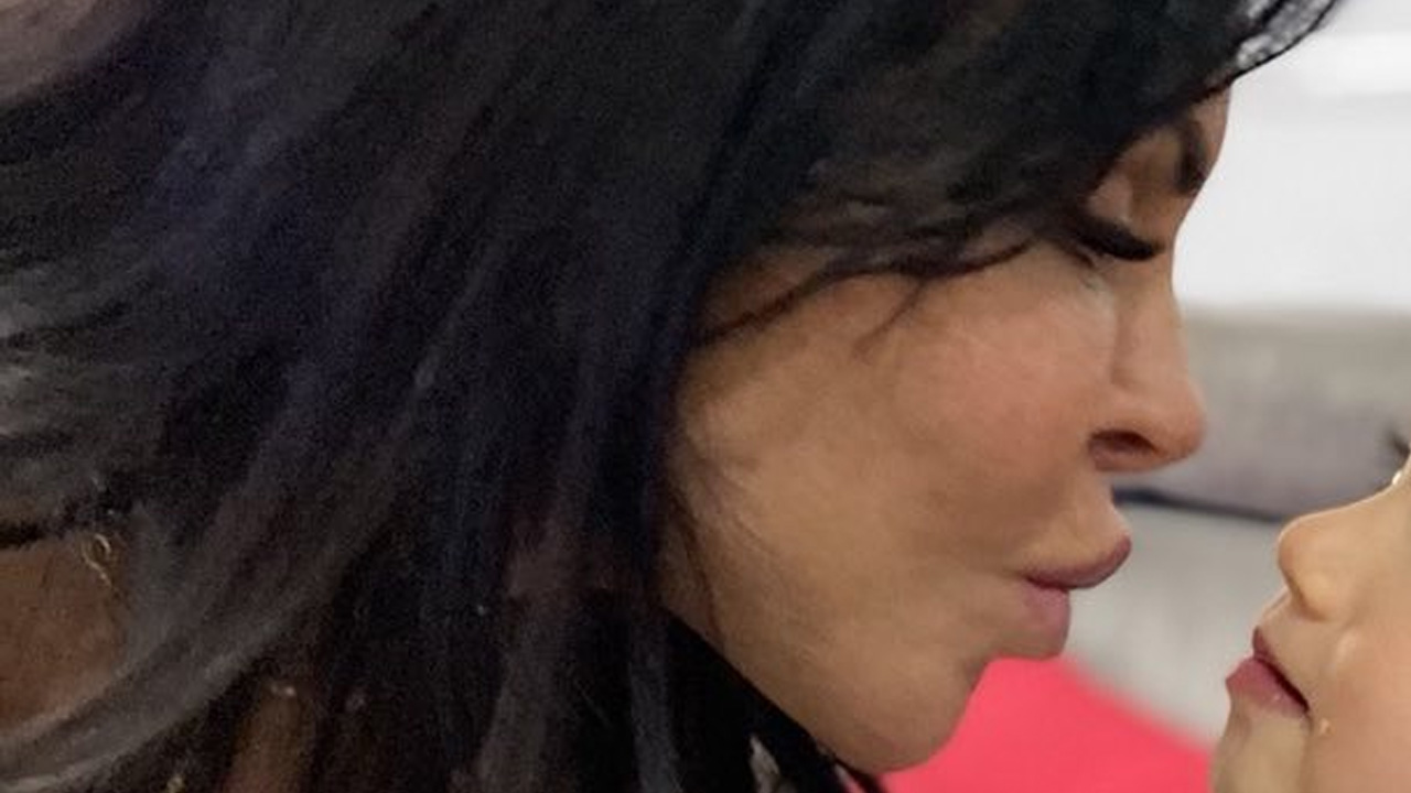 Gretchen posa em clique raro com a neta Alyah, que mora na Europa, e lamenta: “Tanta saudade dela”