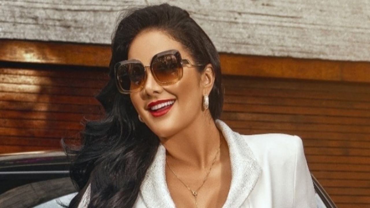 Aos 41 anos, Helen Ganzarolli posa de vestido curtíssimo na frente de seu carrão de luxo: “Linda e sofisticada”