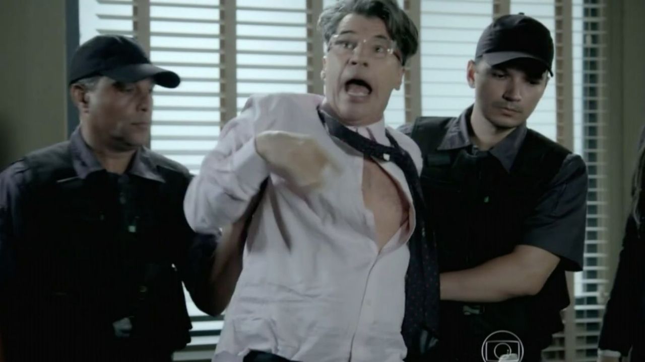 Império: Téo Pereira tem ataque de fúria, tira a roupa no tribunal e acaba preso: “Me defenda”