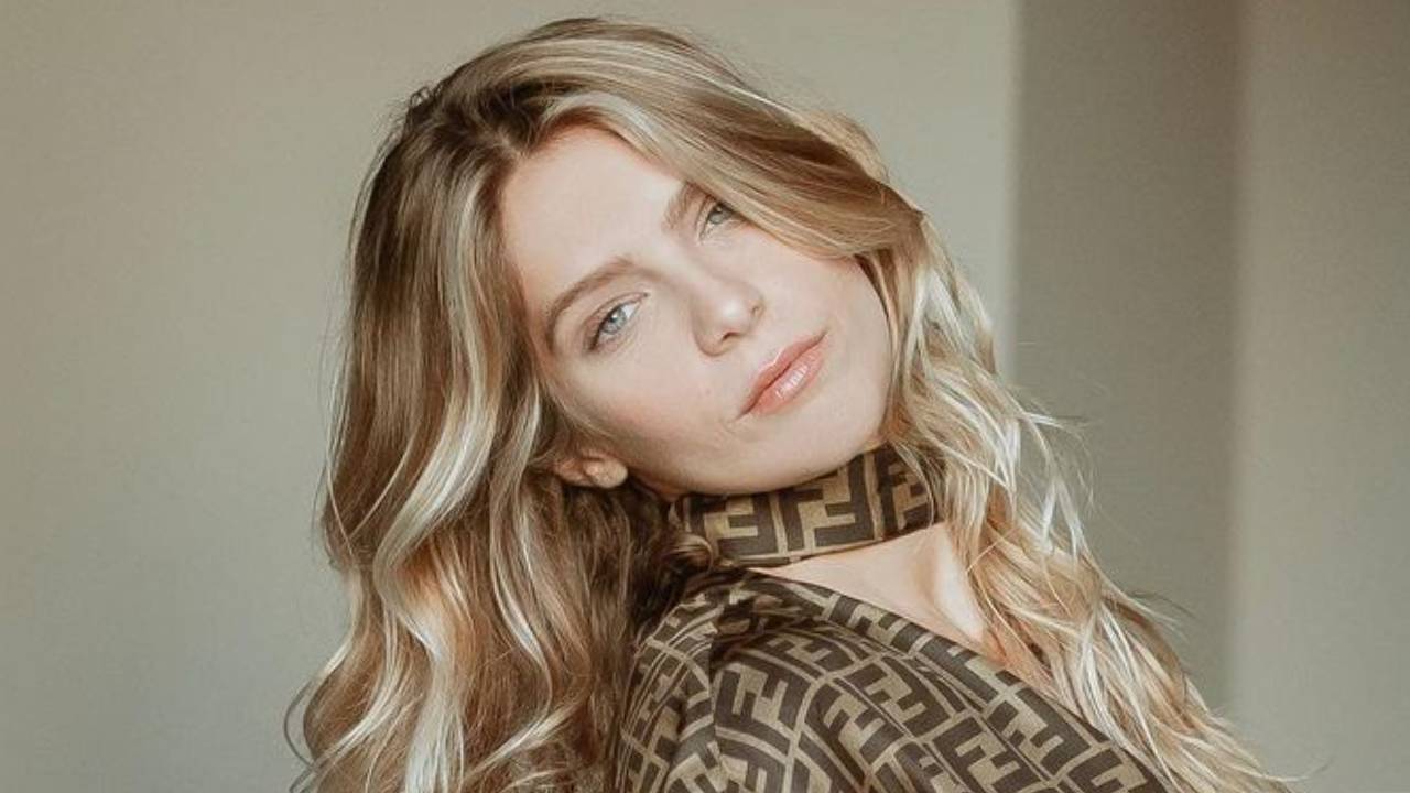 Isabella Santoni puxa fenda no limite e ostenta pernões em vestido de luxo de quase R$ 14 mil: “Poderosa”