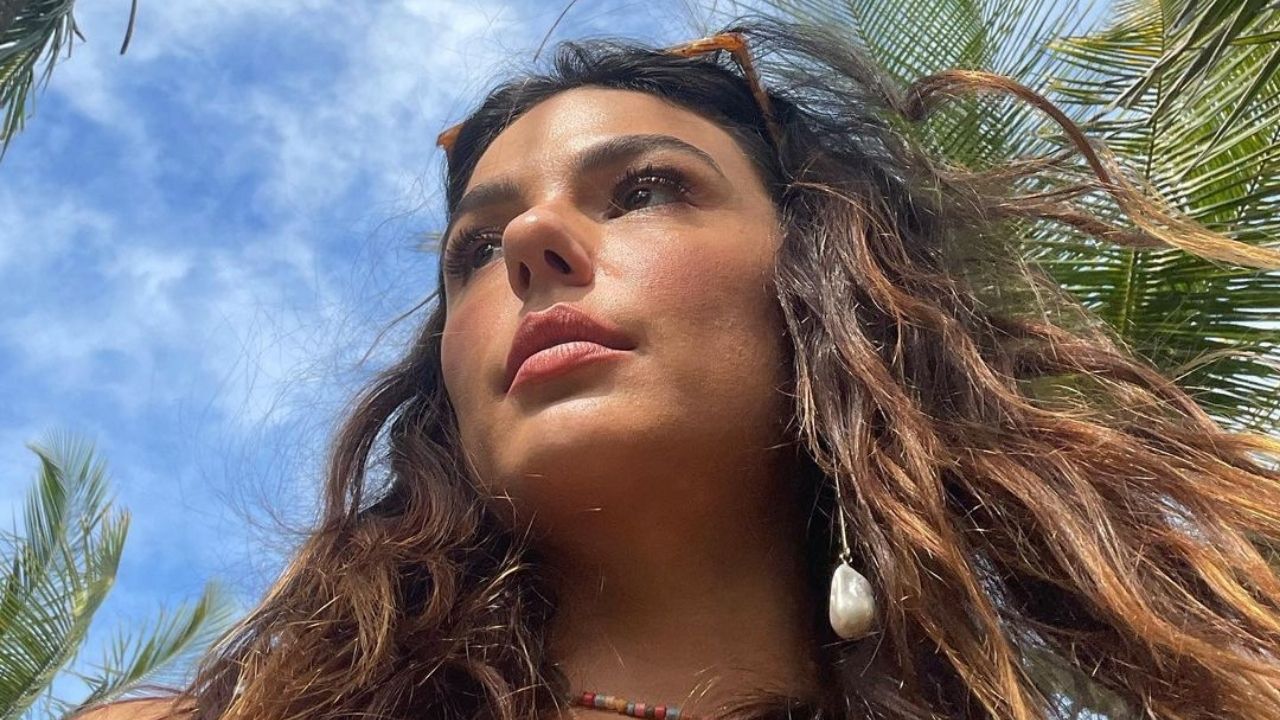 Na Bahia, Isis Valverde empina o bumbum de biquíni finíssimo, curte praia com amigos e impressiona: “Musa”