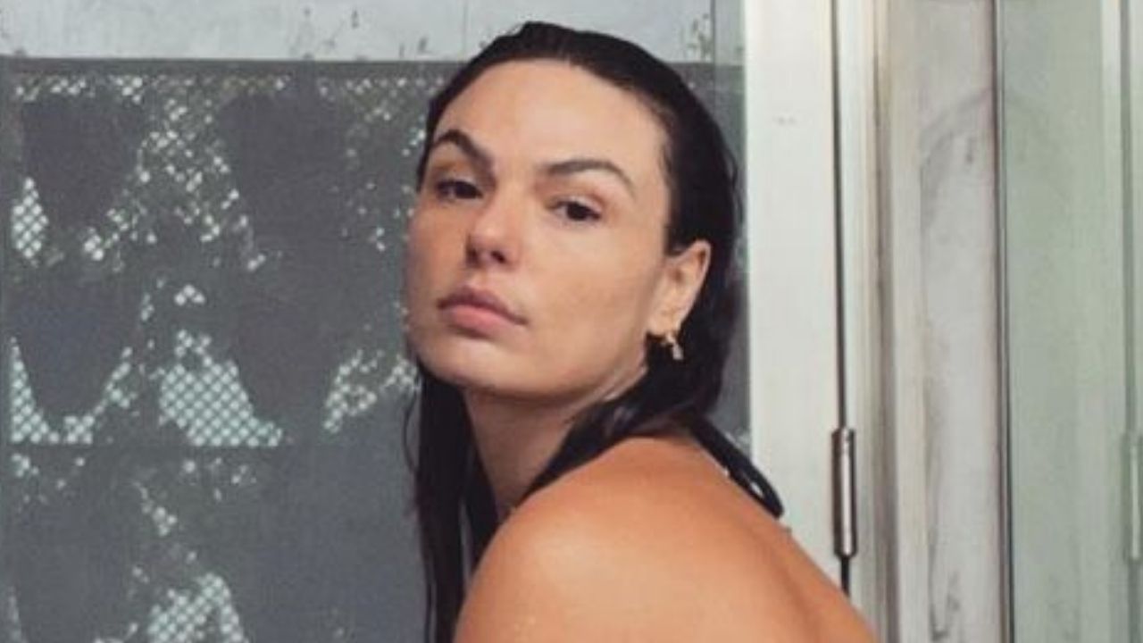 Toda molhada, Isis Valverde dispensa retoques e compartilha clique natural de biquíni: “Belíssima”