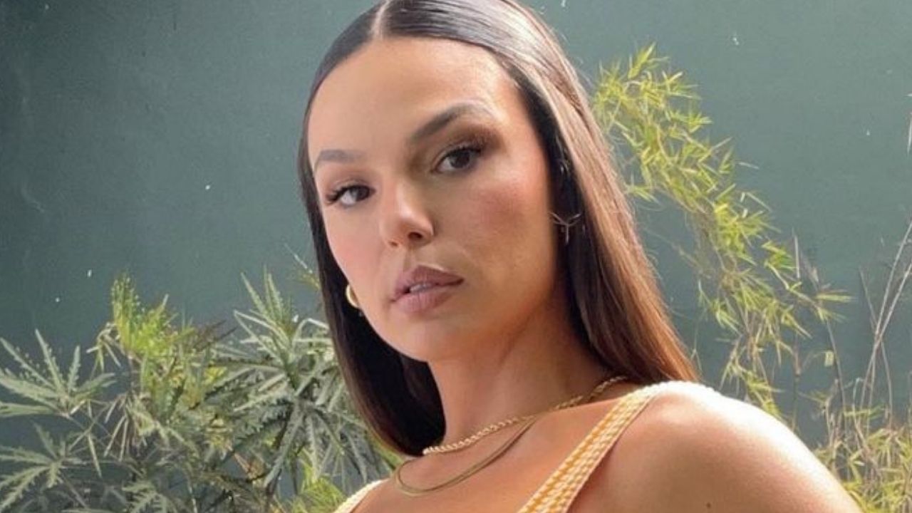 Isis Valverde posa de vestidinho curto e deixa coxas grossas em evidência: “Que poder”