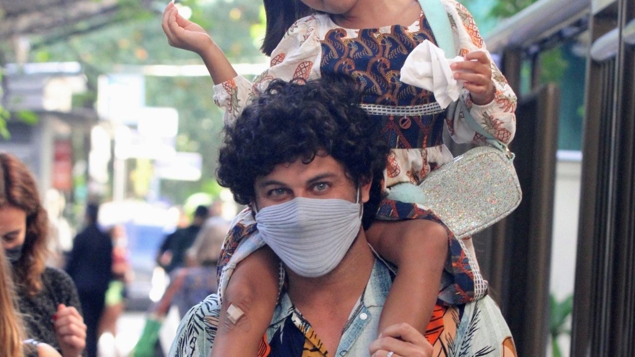 Em momento paizão, Jesus Luz surge em passeio com a filha que rouba a cena vestida de princesa
