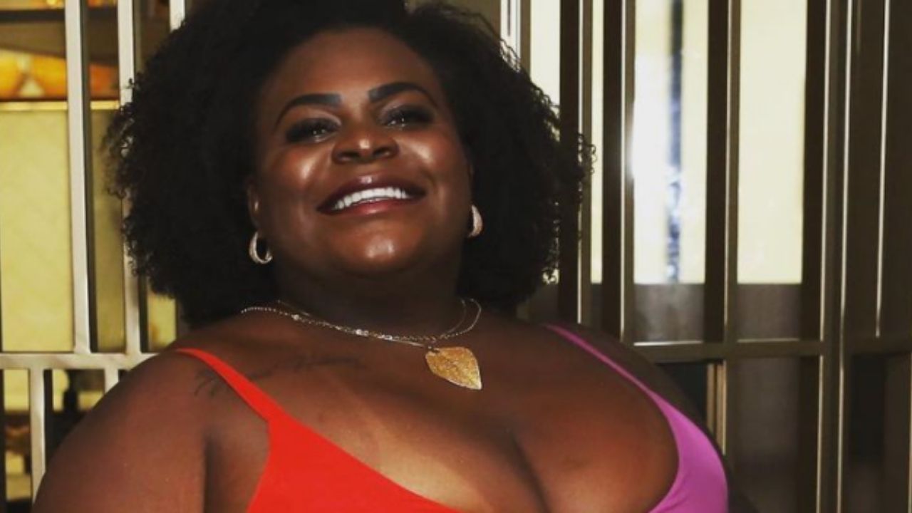 De vestido de alcinha, Jojo Todynho posa exibindo a marquinha e corpo mais sequinho: “Atenção aos detalhes”
