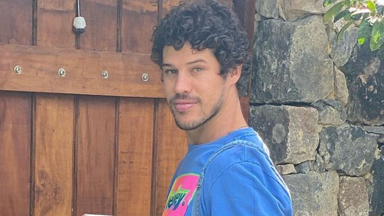 José Loreto aparece em momento de carência da filha Bella e brinca: “Grudada na minha perna”