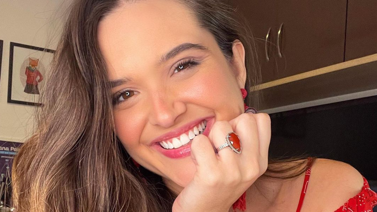 Após fim da novela, Juliana Paiva surpreende internautas e apresenta novo visual: “Mudar faz bem!”
