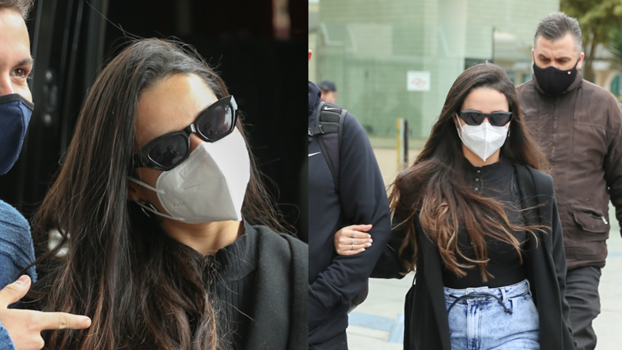 Ex-BBB Juliette Freire posa para fotos e ganha até presentes durante desembarque em São Paulo