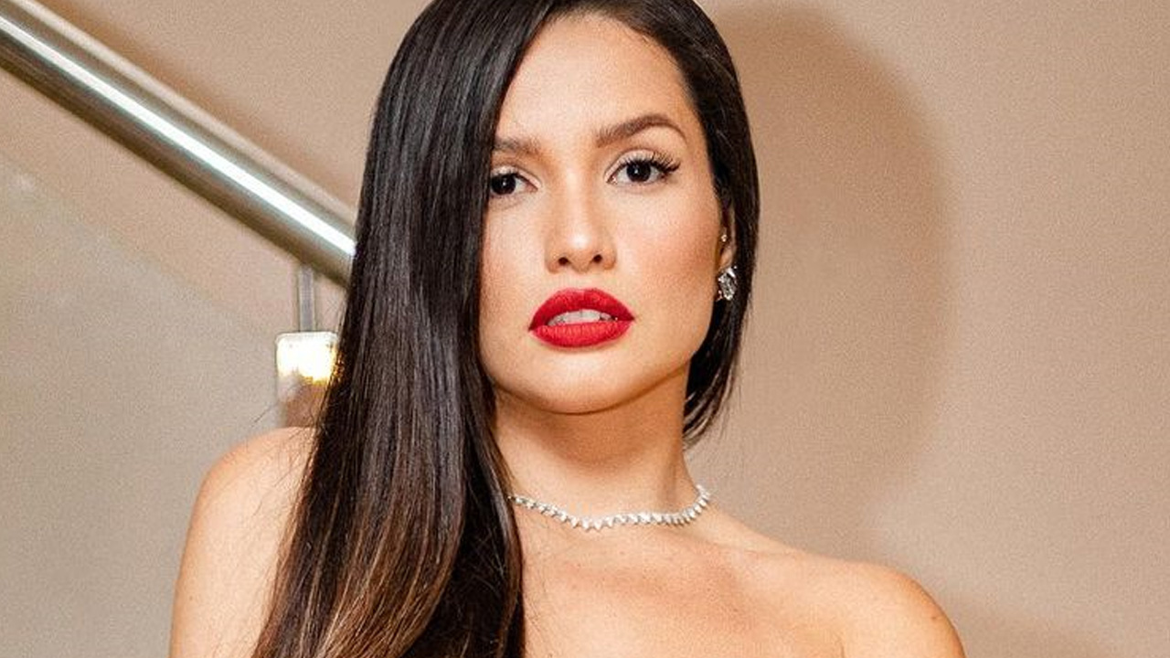Ex-BBB Juliette Freire aposta em look sem alças para programa de TV e faz sucesso: “Maravilhosa”