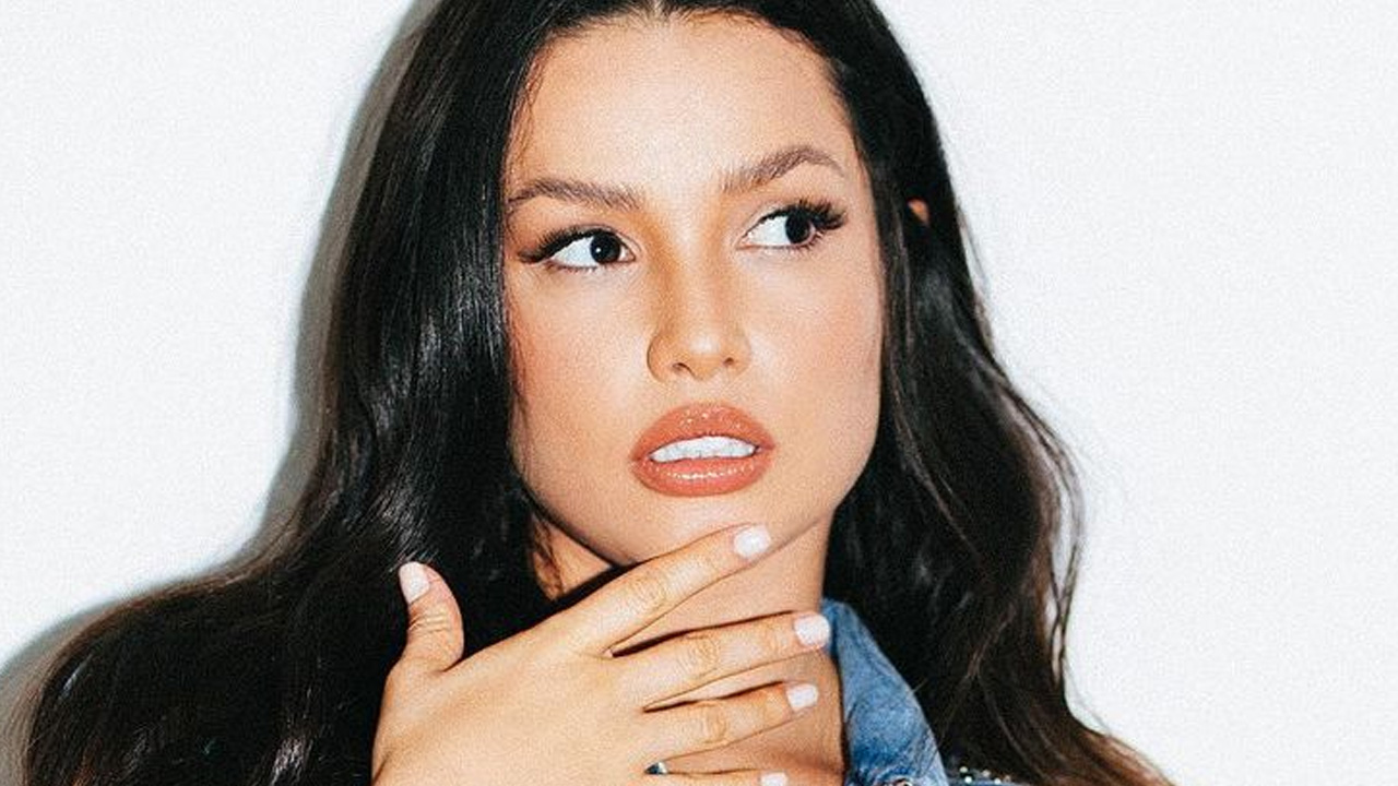 Ex-BBB Juliette Freire posa com jaqueta aberta sem nada por baixo e seguidores elogiam: “Cada dia mais linda”