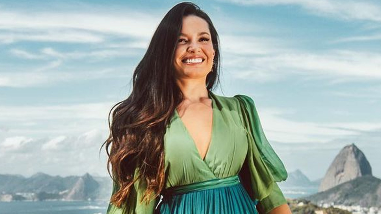 Ex-BBB Juliette Freire posa com vestido rodado e sorri à toa ao celebrar fim de documentário: “Felicidade e gratidão”
