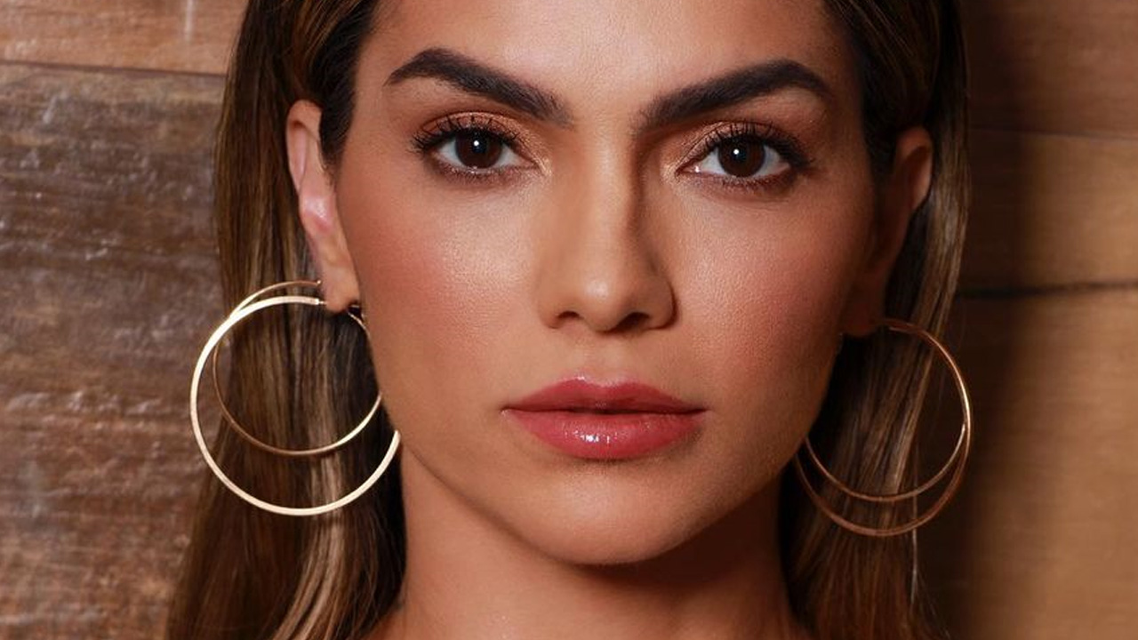 Kelly Key posa de blusa transparente e deixa seios à mostra em clique ousado: “De tirar o fôlego”