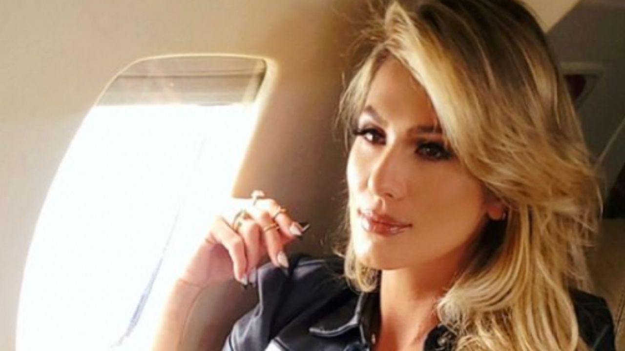 Lívia Andrade causa ao embarcar em jatinho de luxo com microshortinho sexy: “Que escândalo”