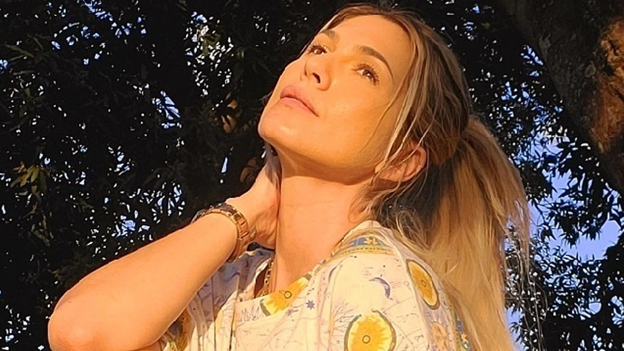 Lívia Andrade tira a calça e mostra pernões enquanto aproveita pôr do sol: “Menininha”