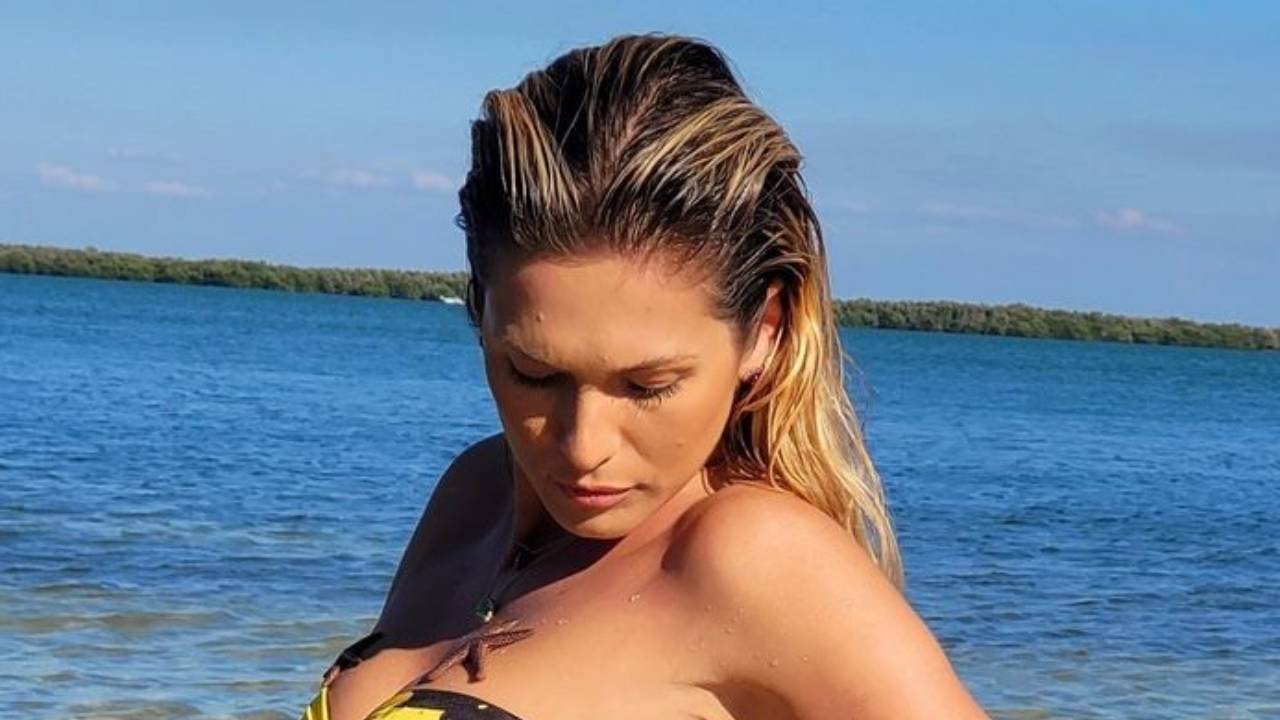 Nos Estados Unidos, Lívia Andrade puxa maiô no limite e evidencia bumbum GG: “Sereia saindo do mar”