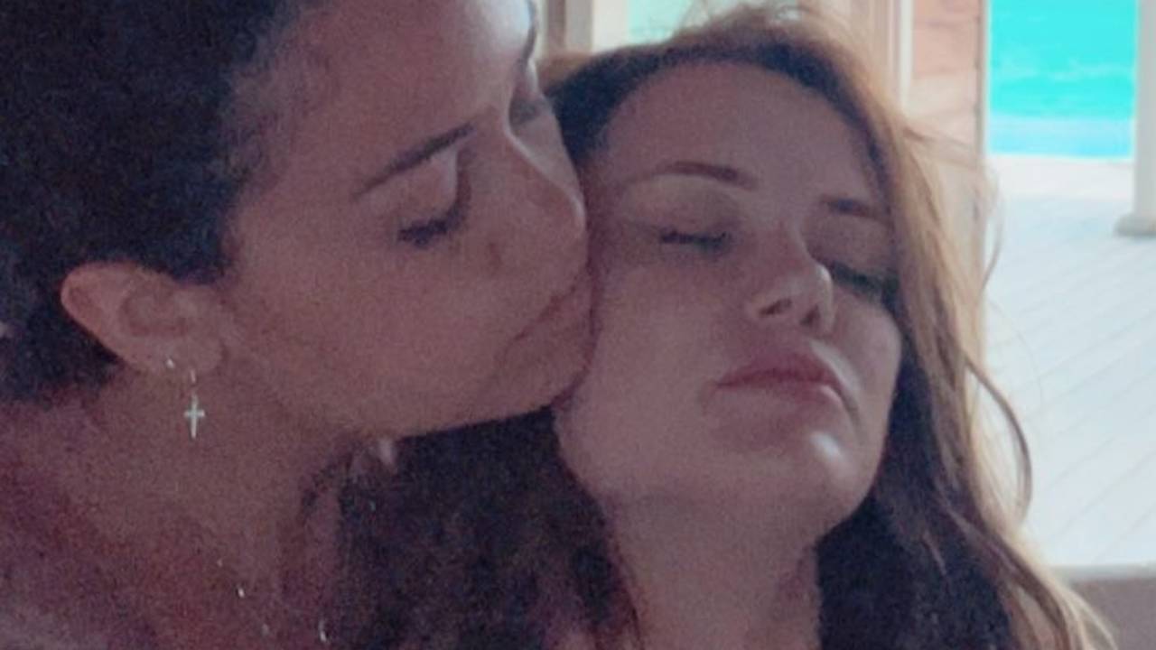 Peladas, ex-BBB Marcela Mc Gowan e a namorada surgem agarradinhas em banho romântico de banheira