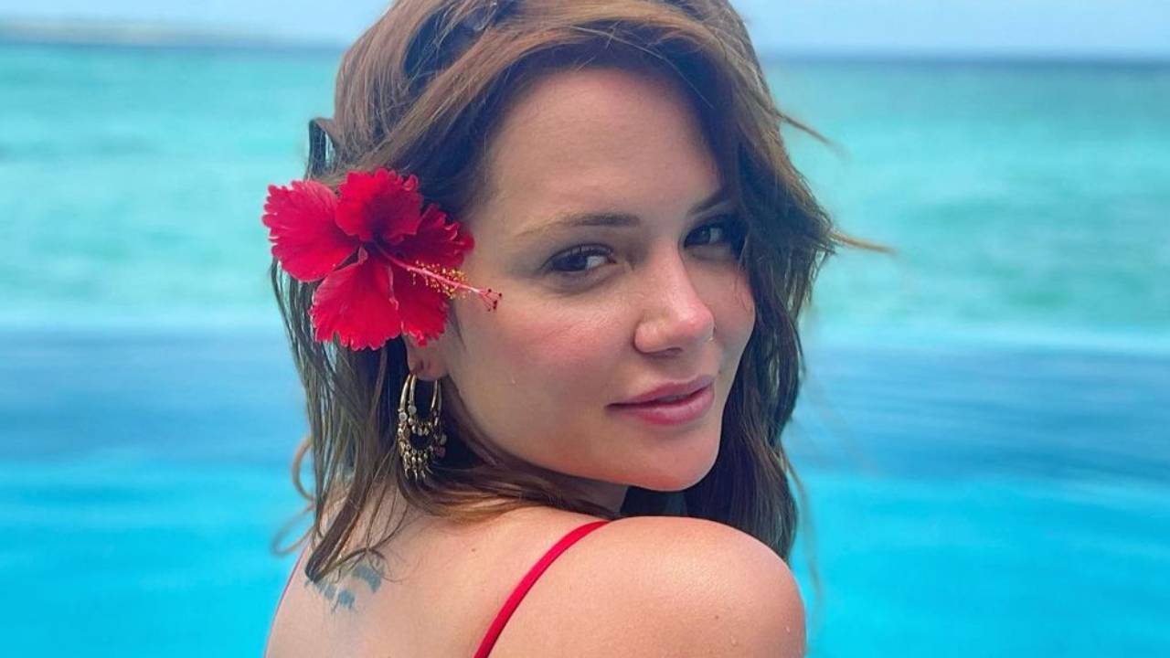 Nas Maldivas, ex-BBB Marcela Mc Gowan posa com biquíni atoladíssimo e deixa namorada babando: “Gostosa”