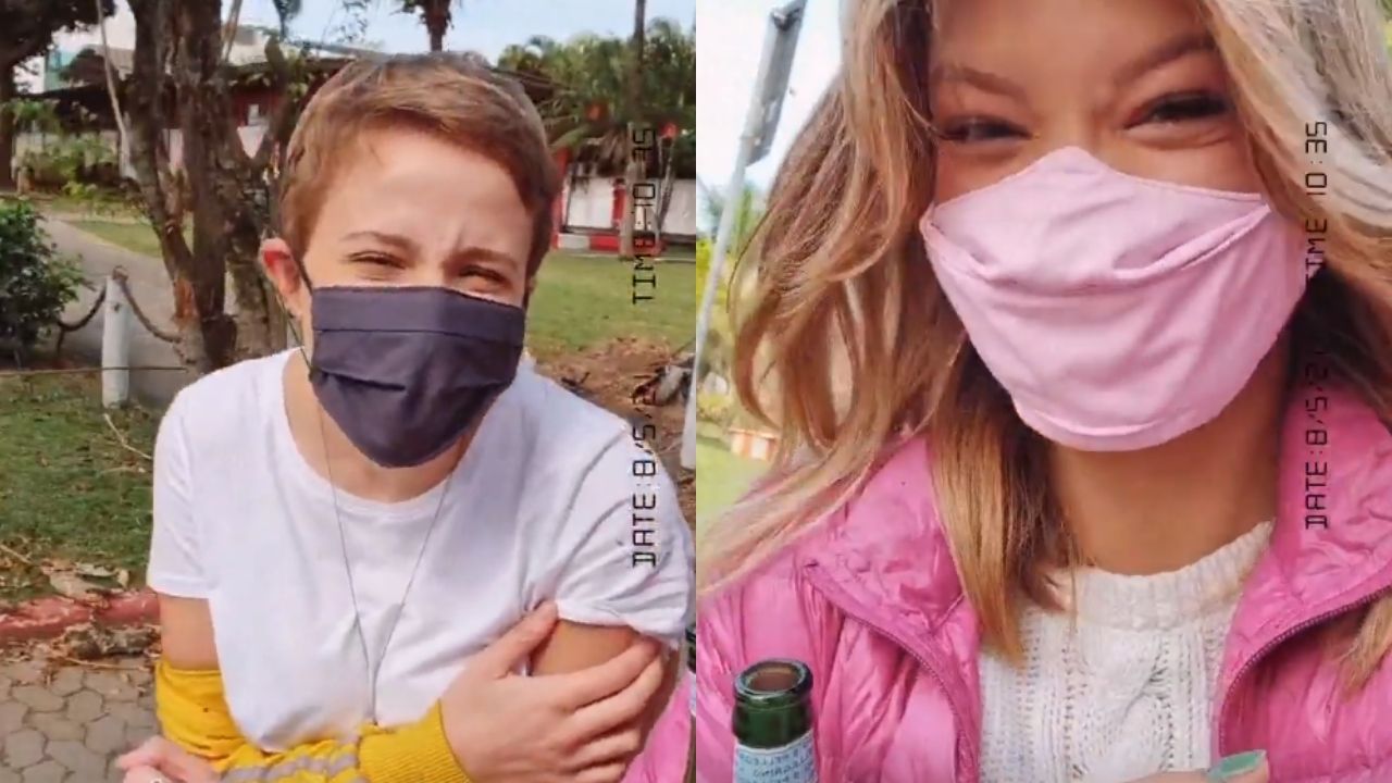 Ao lado de Vitória Strada, Marcella Rica se vacina contra a Covid-19 e celebra com a namorada: “Dia mais feliz”