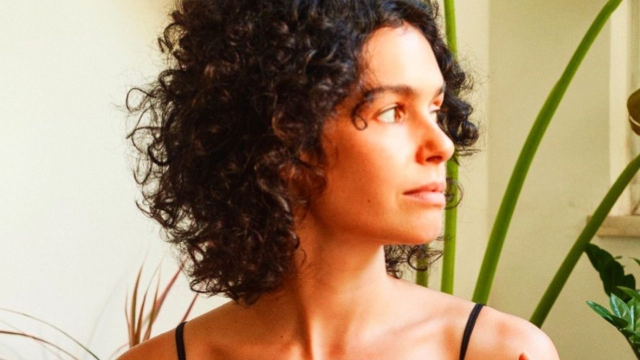 Grávida aos 37 anos, Maria Flor ergue a blusa e mostra barrigão: “Tem um pequeno ser querendo aparecer”