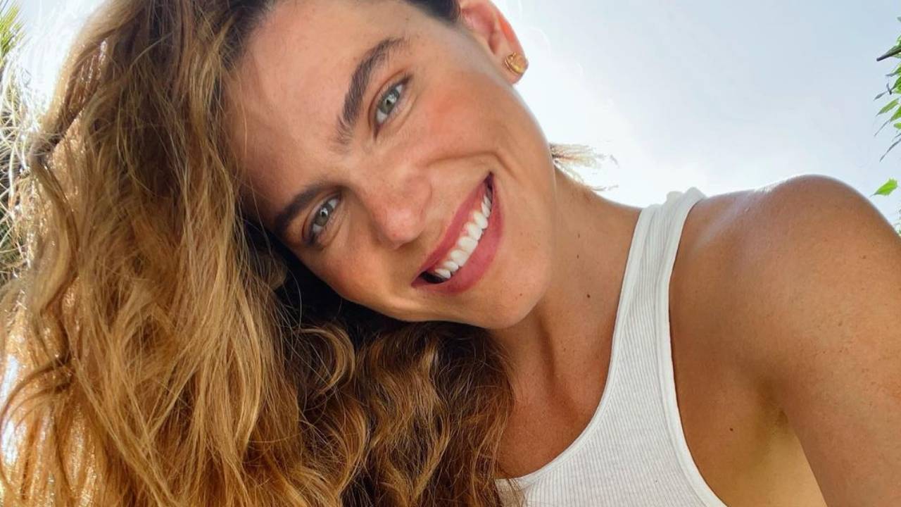 De biquíni asa delta, Mariana Goldfarb dá close em estrias no bumbum e dispara: “Rachando de tão gostosa”