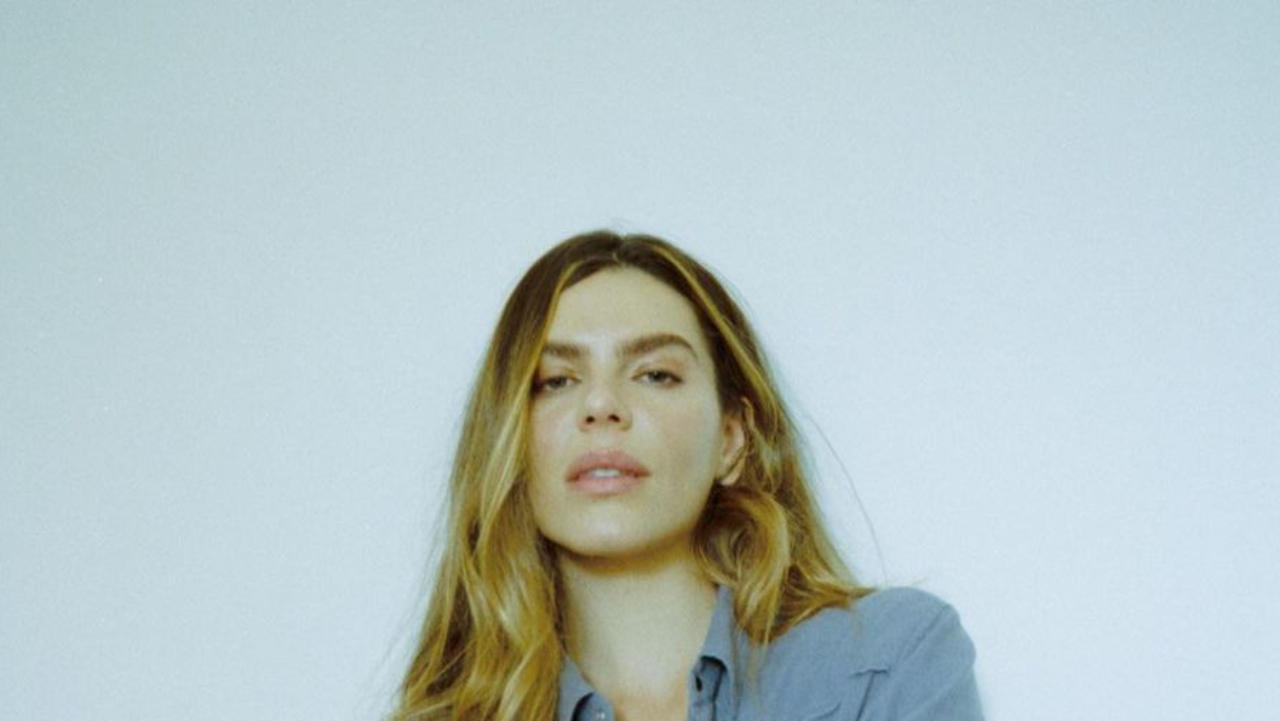 Mariana Goldfarb abre camiseta de forma estratégica e corpo exuberante rouba a cena: ”Perfeita”