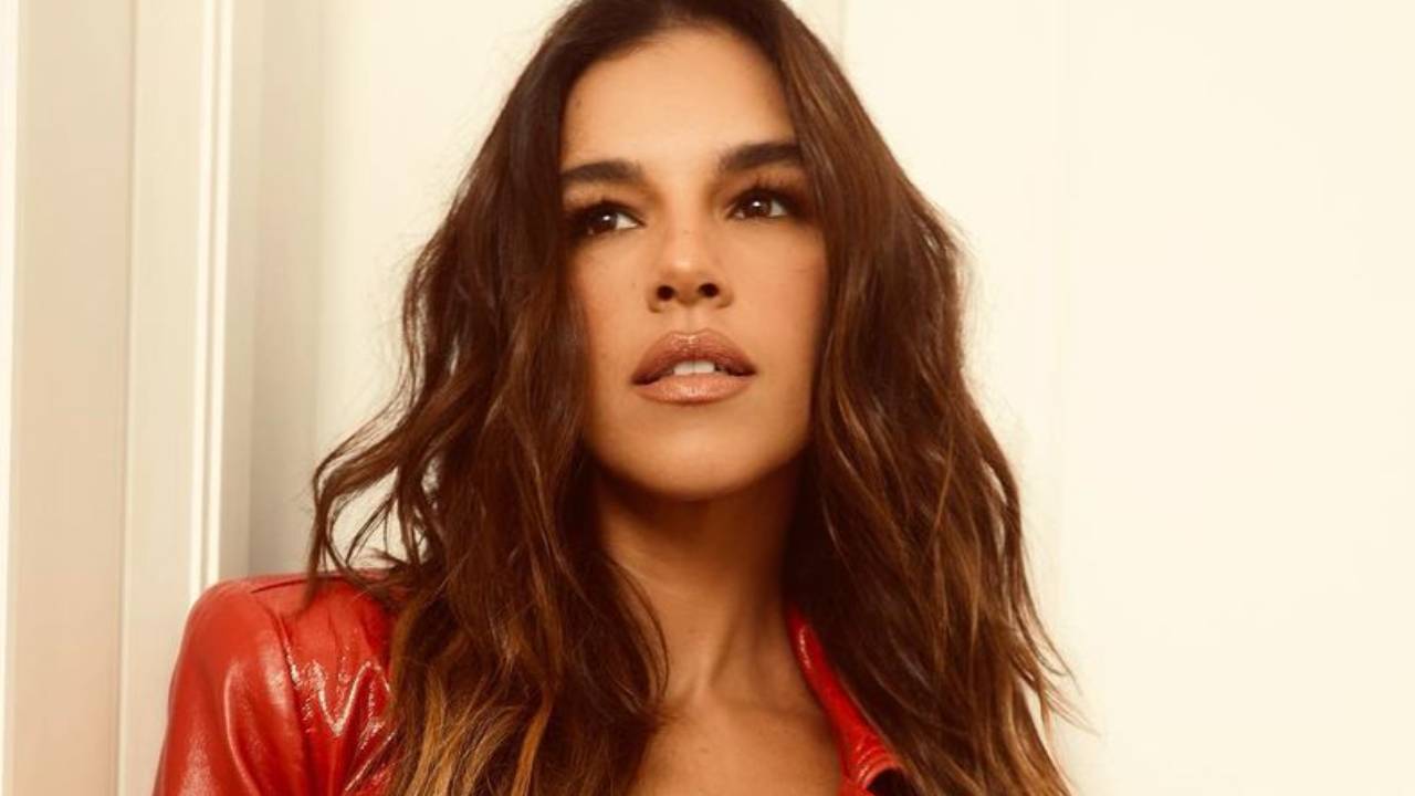 Sem sutiã, Mariana Rios abre jaqueta e quase mostra demais em ensaio sensual: “Mulher fenomenal”