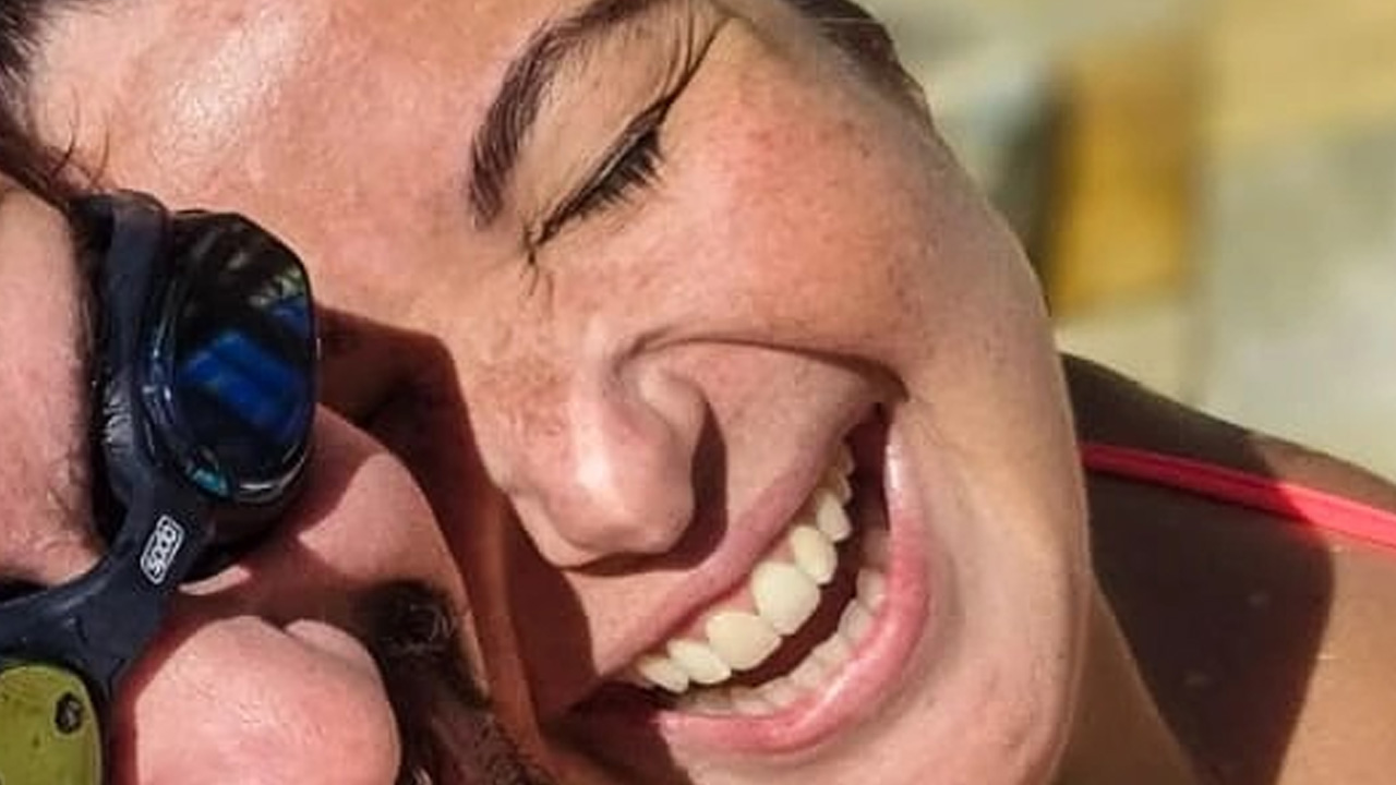 De biquíni, Mariana Xavier aparece agarrada ao namorado em momento de intimidade: “Alegria contagiante”
